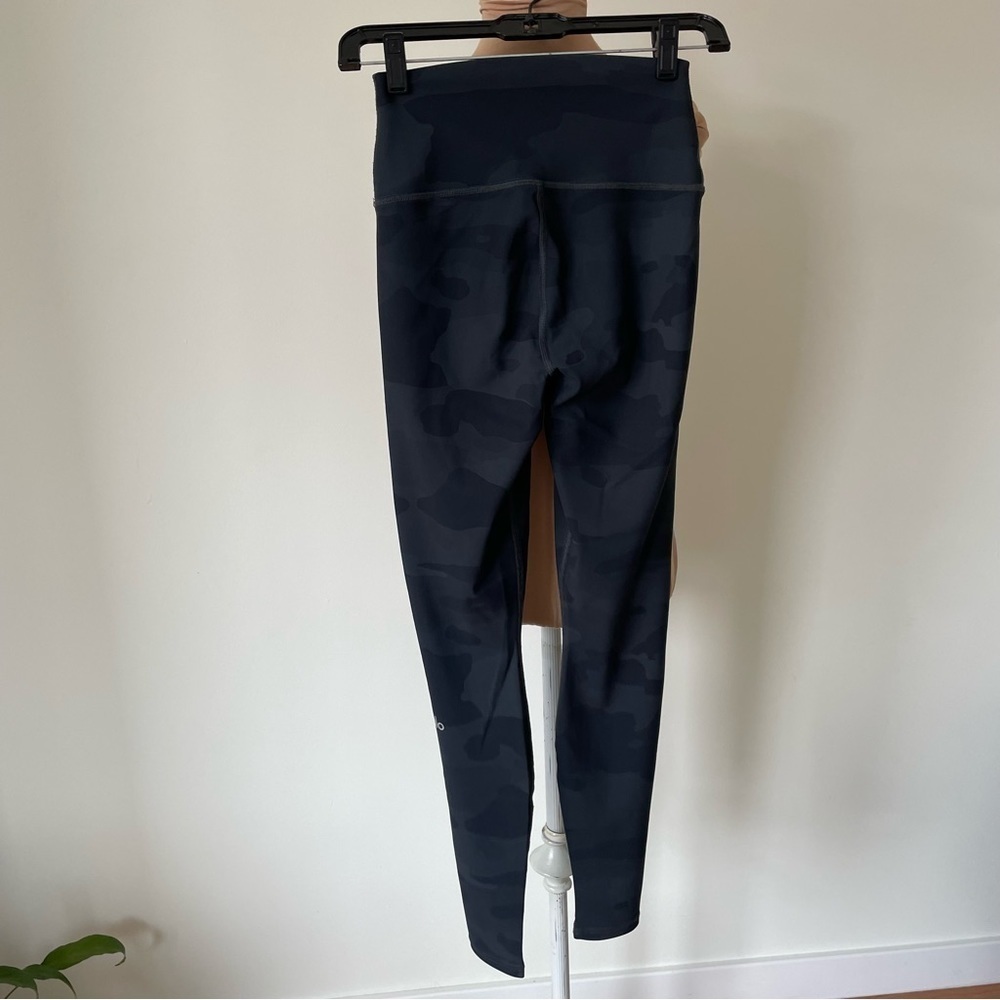 ALO YOGA Gray Vapor Putty Camo-Print High-Waist Performance Leggings EUC Size XS - Picture 5 of 8
